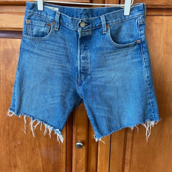 Levi's Premium Woman's Bermuda Denim Shorts Size 30 - Picture 1 of 5
